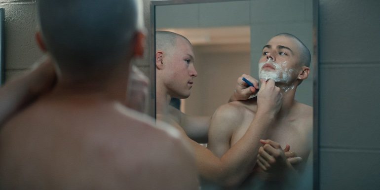 Jovens Recrutas" ("Boots"), Netflix, Miles Heizer, Vera Farmiga, Andy Parker, Jennifer Cecil, Norman Lear, Greg Cope White, LGBTI+