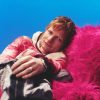Ed Sheeran surge de cabelo rapado e fala em “novos começos”