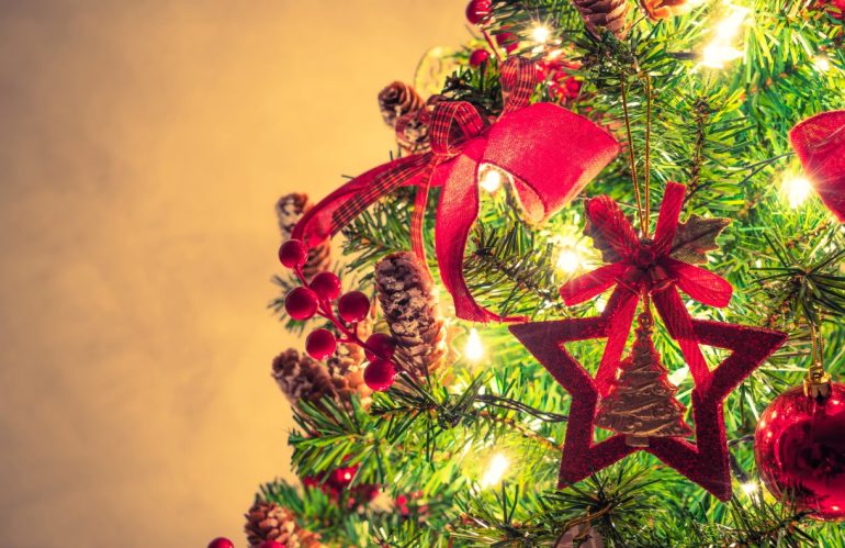 Árvore de Natal com decorações