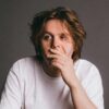 Lewis Capaldi lança “Stay Love” e prepara concerto em Portugal a 18 de julho