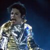 Michael Jackson chega ao número um mundial da Billboard com “Billie Jean”