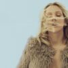Ellie Goulding anuncia novo álbum “I Know Too Much” e revela data de lançamento